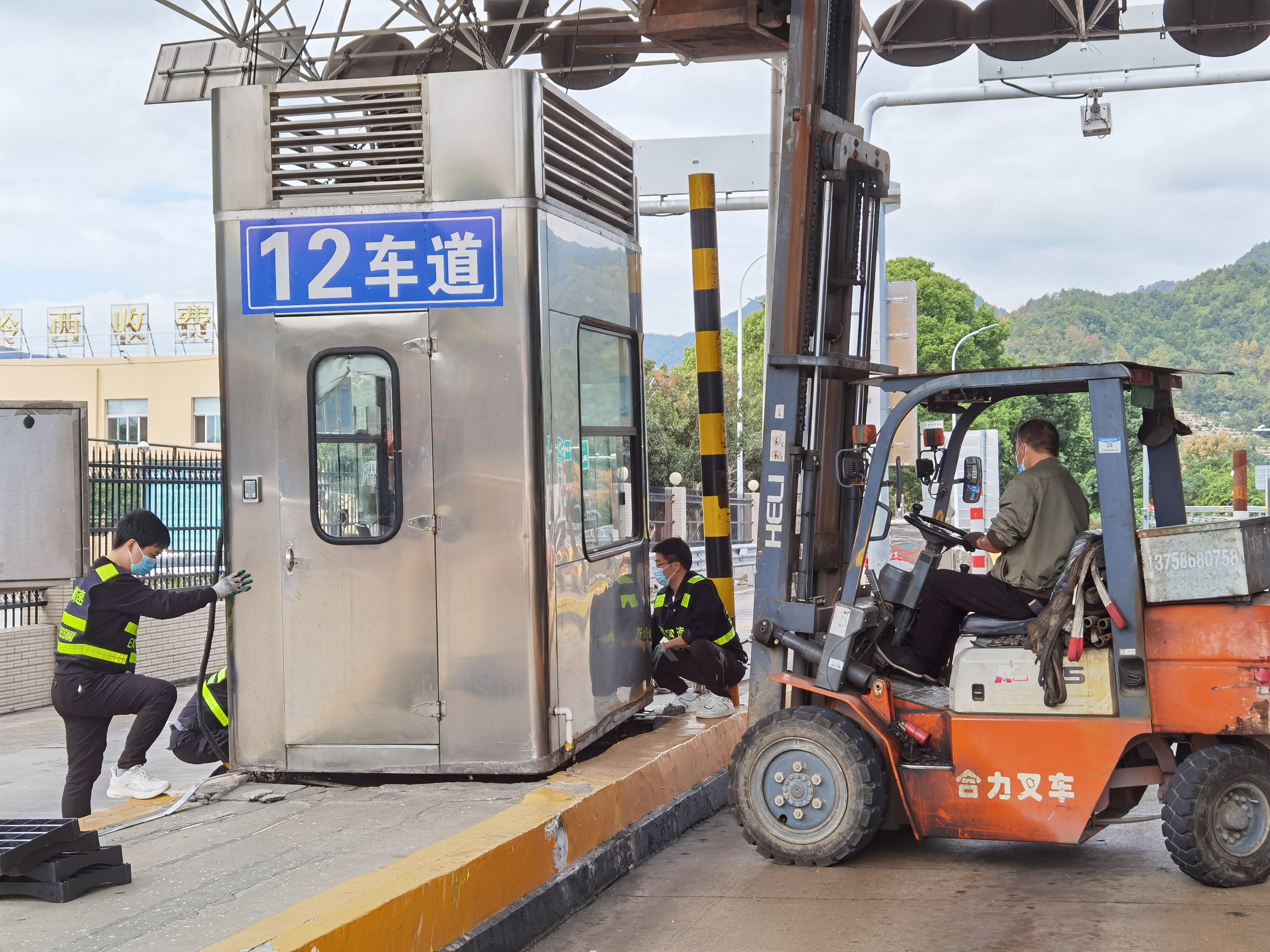 20221025維養中心、施救中心聯合對崗亭進行搶修1——鄭霞霞拍攝.jpg